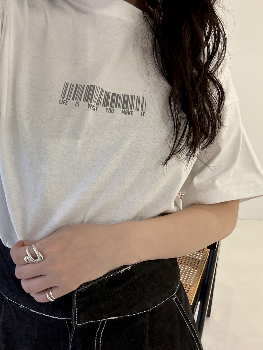 ホワイト系のTシャツ/カットソー、ブラック系のカーゴパンツを着用したレディースの夏コーディネートの2枚目の写真