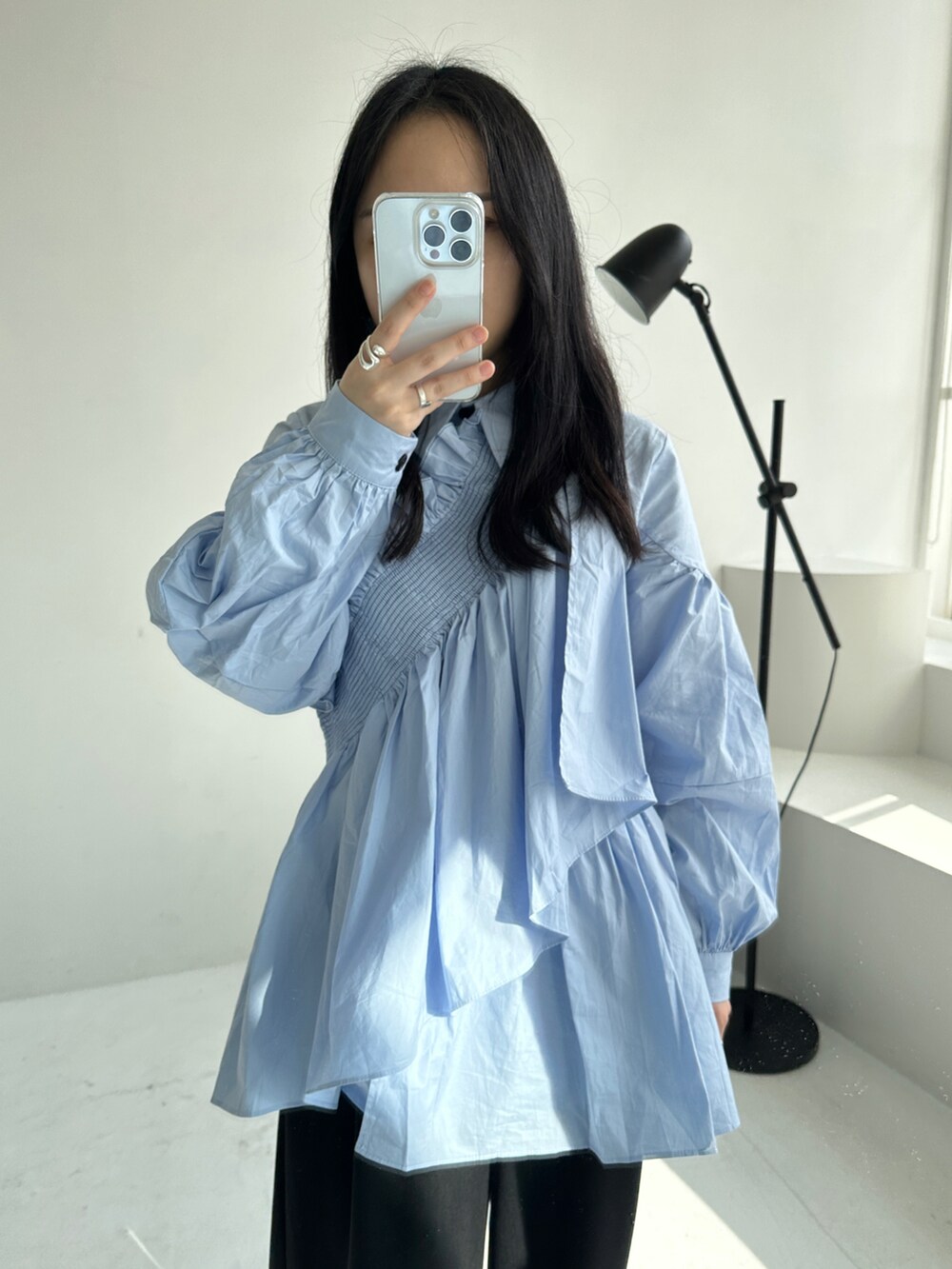 ブラック系のその他パンツを着用したレディースの春コーディネートの2枚目の写真