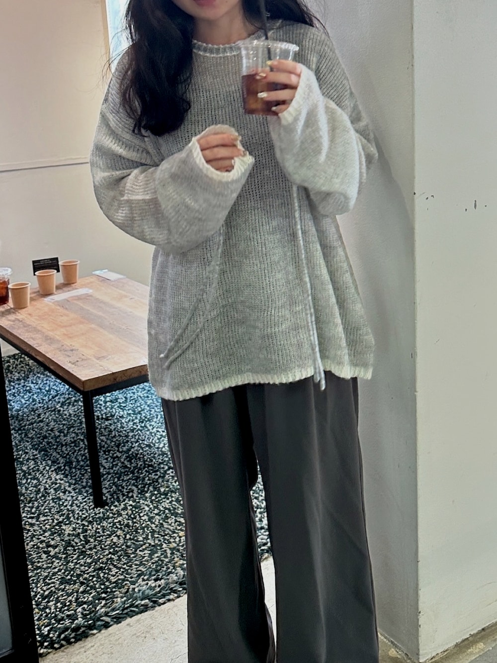 グレー系のニット/セーターを着用したレディースの冬コーディネートの3枚目の写真