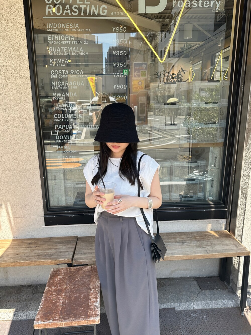 グレー系のその他パンツ、ホワイト系のTシャツ/カットソー、ブラック系のハットを着用したレディースの春コーディネートの3枚目の写真