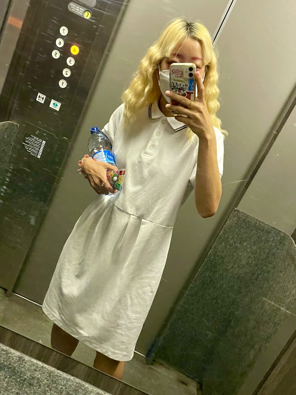 ホワイト系のワンピース、ホワイト系のスニーカー、ホワイト系のソックス/靴下を着用したレディースの秋コーディネートの3枚目の写真