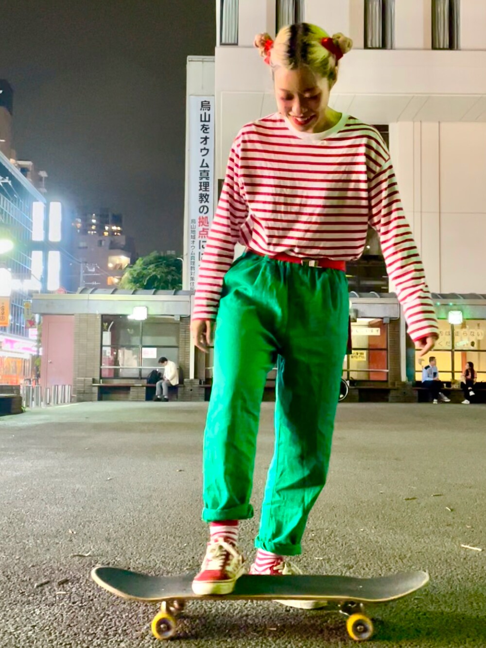 レッド系のTシャツ/カットソー、グリーン系のカーゴパンツ、レッド系のスニーカーを着用したレディースの秋コーディネートの3枚目の写真