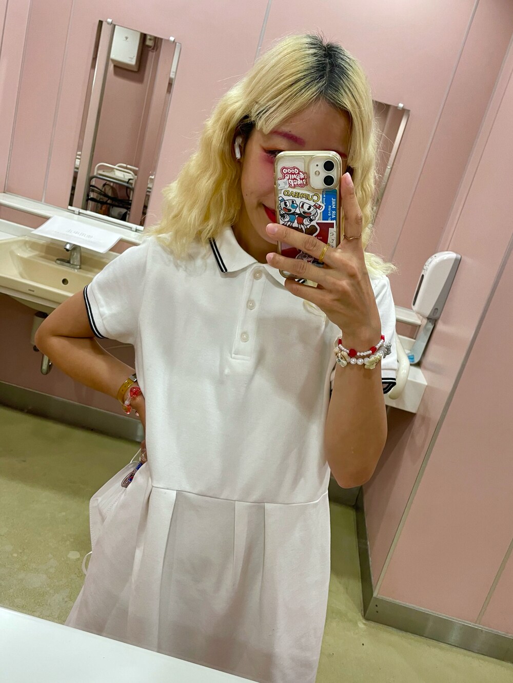 ホワイト系のワンピース、ホワイト系のスニーカー、ホワイト系のソックス/靴下を着用したレディースの秋コーディネートの2枚目の写真