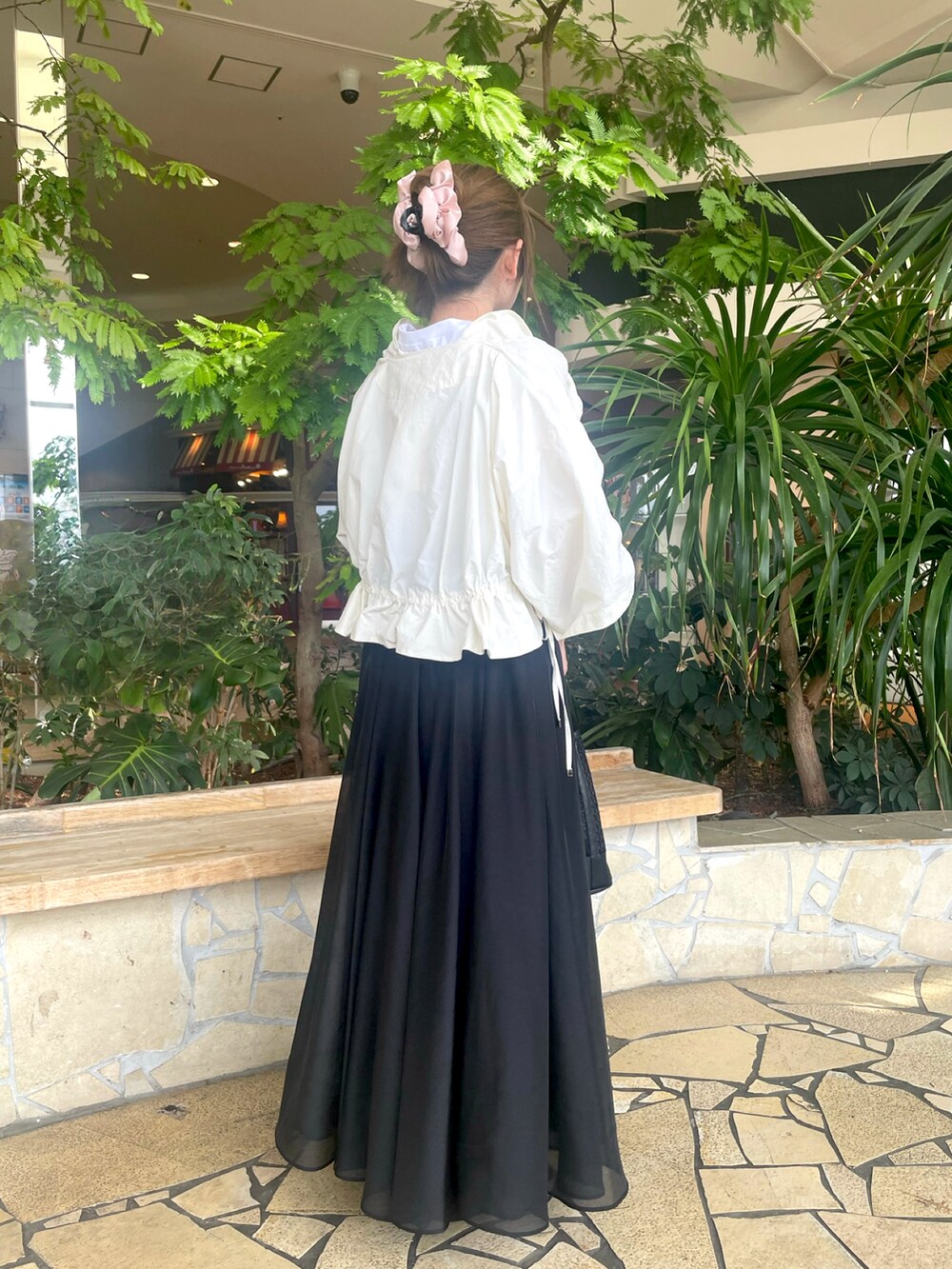 ブラック系のスカート、シルバー系のTシャツ/カットソーを着用したレディースの春コーディネートの2枚目の写真