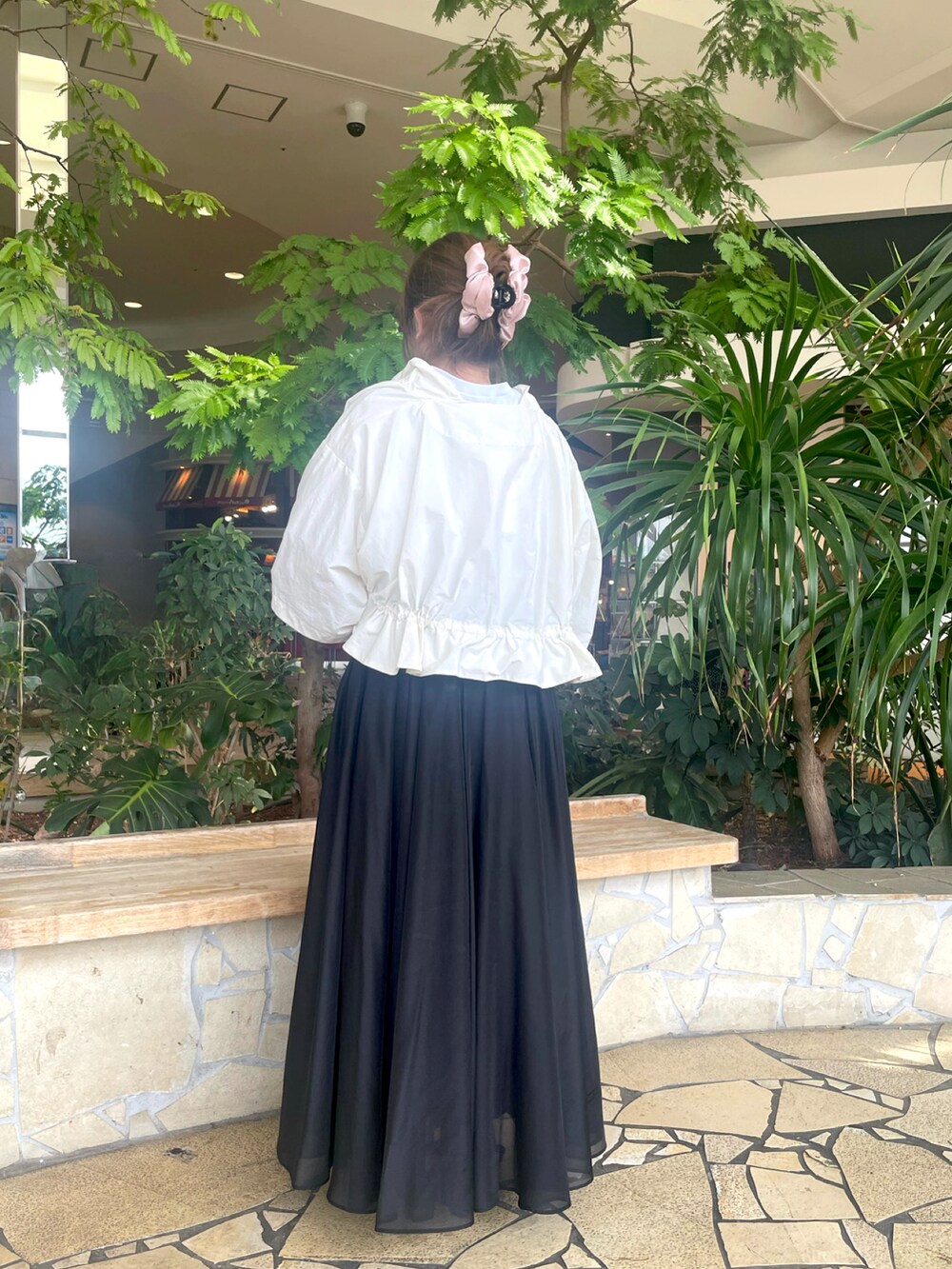 ブラック系のスカート、シルバー系のTシャツ/カットソーを着用したレディースの春コーディネートの3枚目の写真