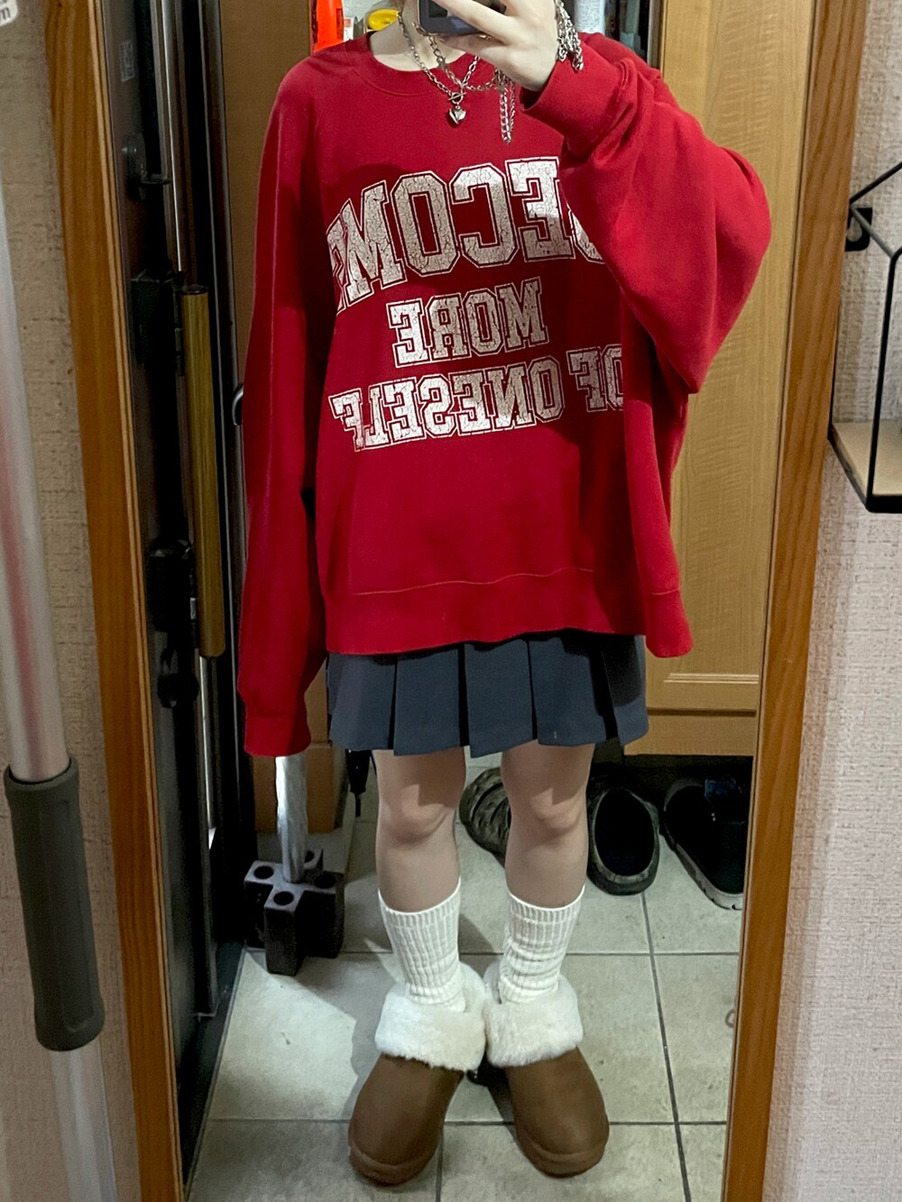 「今日のコーデ、ブーツ、ミニスカート」｜「LOWRYS FARMのアイテム（スウェット、レッド系）」を使った、ゆずさん（レディース・161cm）の秋コーディネートの2枚目の写真