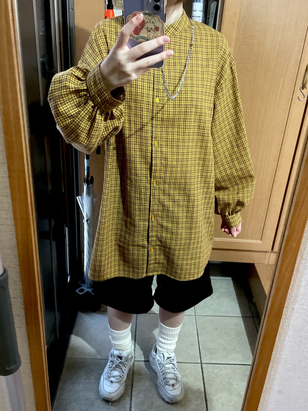 「今日のコーデ、秋コーデ、秋服、チェック、チェックシャツ」｜「FILAのアイテム（スニーカー、ホワイト系）」を使った、ゆずさん（レディース・161cm）の秋コーディネートの2枚目の写真