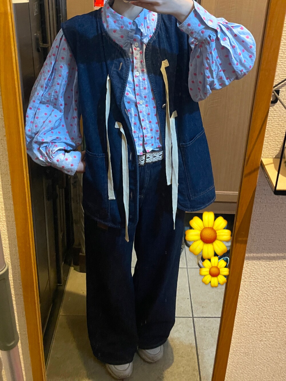 「今日のコーデ、シャツ、デニム、ベスト、花柄」｜「HELLO.SANFRANCISCOの【HELLO.SANFRANCISCO/ハローサンフランシスコ】フラワー刺繍ビックカラーブラウス（シャツ/ブラウス、ブルー系）」を使った、ゆずさん（レディース・161cm）の秋コーディネートの2枚目の写真