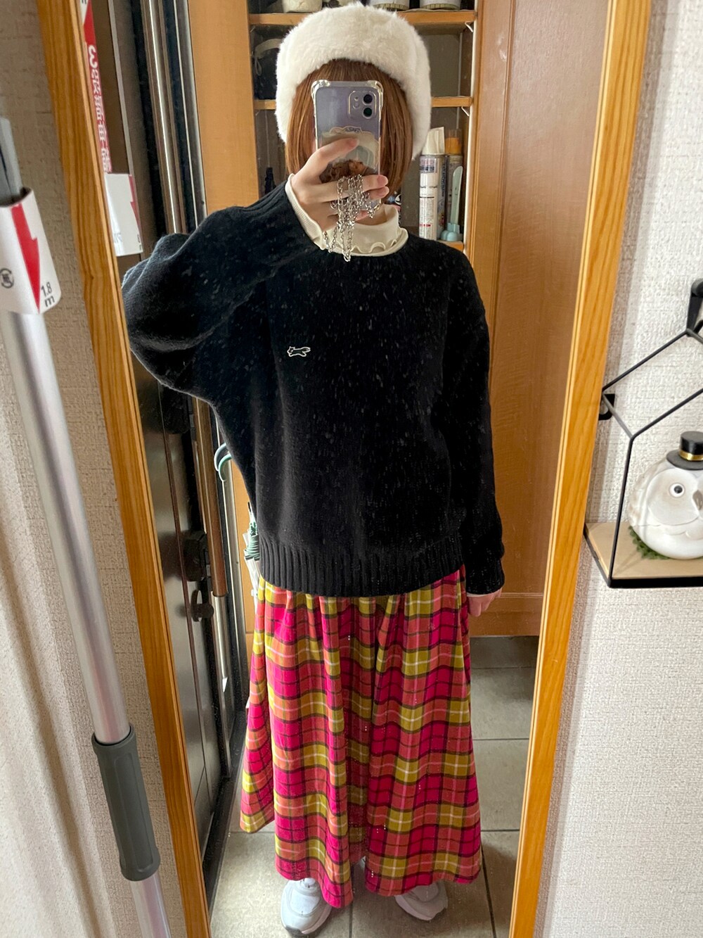 「今日のコーデ、ニット、ロングスカート、フライトキャップ、もこもこ」｜「FREAK'S STOREのTOWN CRAFT × FREAK'S STORE/タウンクラフト 別注ベーシック ニット プルオーバー（ニット/セーター、ブラック系）」を使った、ゆずさん（レディース・161cm）の秋コーディネートの2枚目の写真