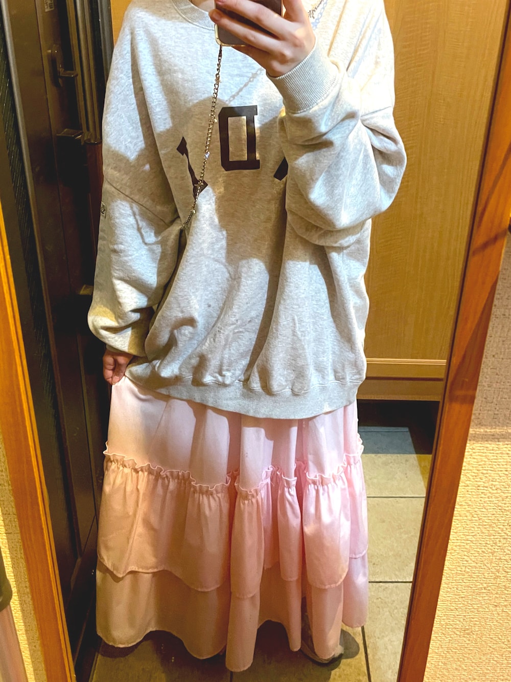 「今日のコーデ、秋服、ピンク、フレアスカート」｜「MERLOTのボリュームティアードスカート（スカート、ピンク系）」を使った、ゆずさん（レディース・161cm）の秋コーディネートの2枚目の写真