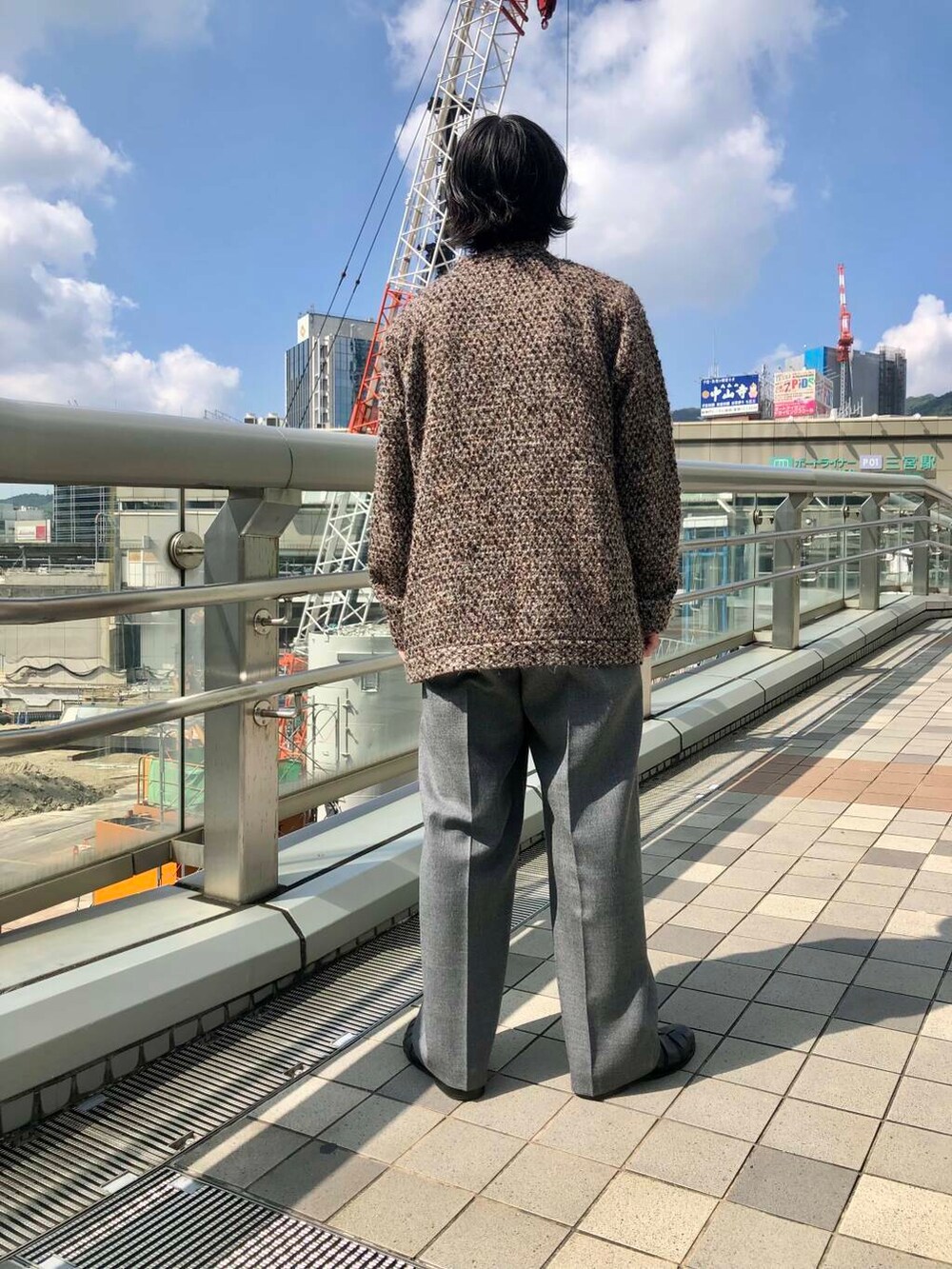 グレー系のその他パンツ、その他のカーディガン/ボレロ、ブラック系のメガネを着用したメンズの秋コーディネートの5枚目の写真