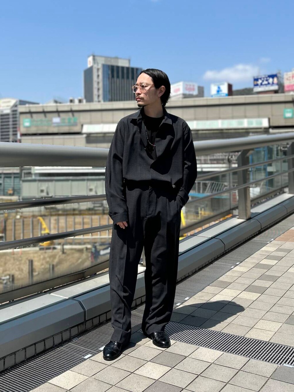グレー系のシャツ/ブラウス、グレー系のその他パンツを着用したメンズの春コーディネートの2枚目の写真