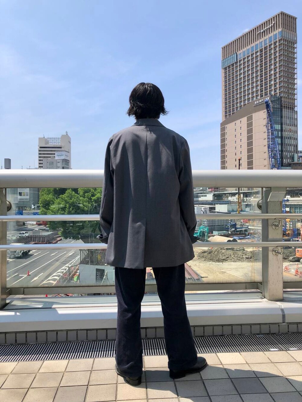 グレー系のその他アウター、グレー系のカーディガン/ボレロを着用したメンズの秋コーディネートの4枚目の写真