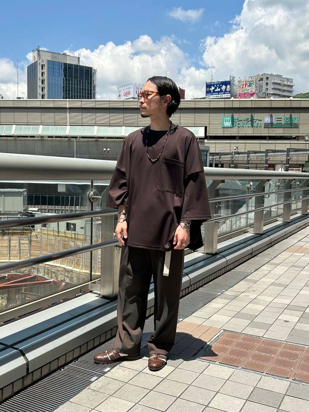ブラウン系のその他パンツを着用したメンズの春コーディネートの2枚目の写真