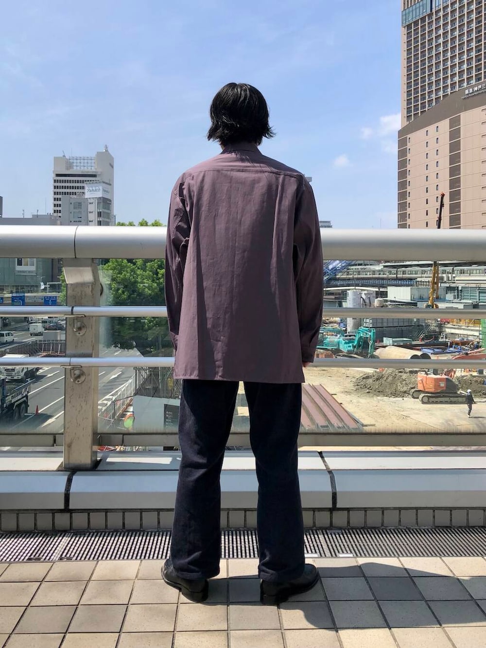 パープル系のシャツ/ブラウスを着用したメンズの秋コーディネートの4枚目の写真