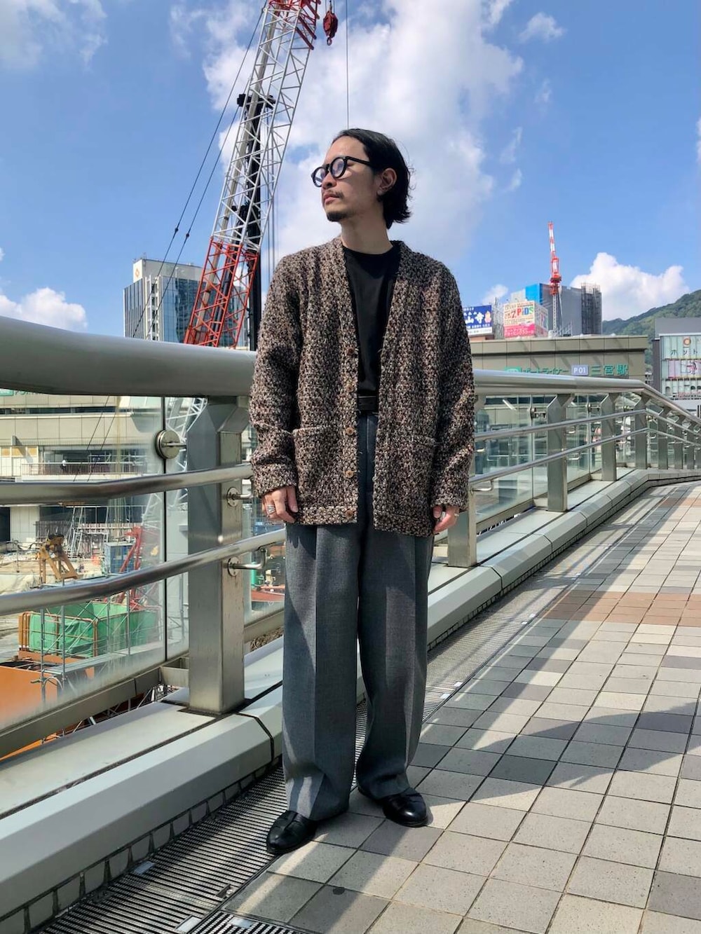 グレー系のその他パンツ、その他のカーディガン/ボレロ、ブラック系のメガネを着用したメンズの秋コーディネートの2枚目の写真