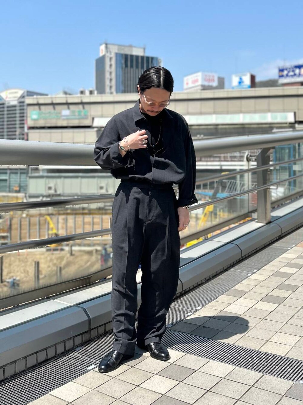 グレー系のシャツ/ブラウス、グレー系のその他パンツを着用したメンズの春コーディネートの3枚目の写真