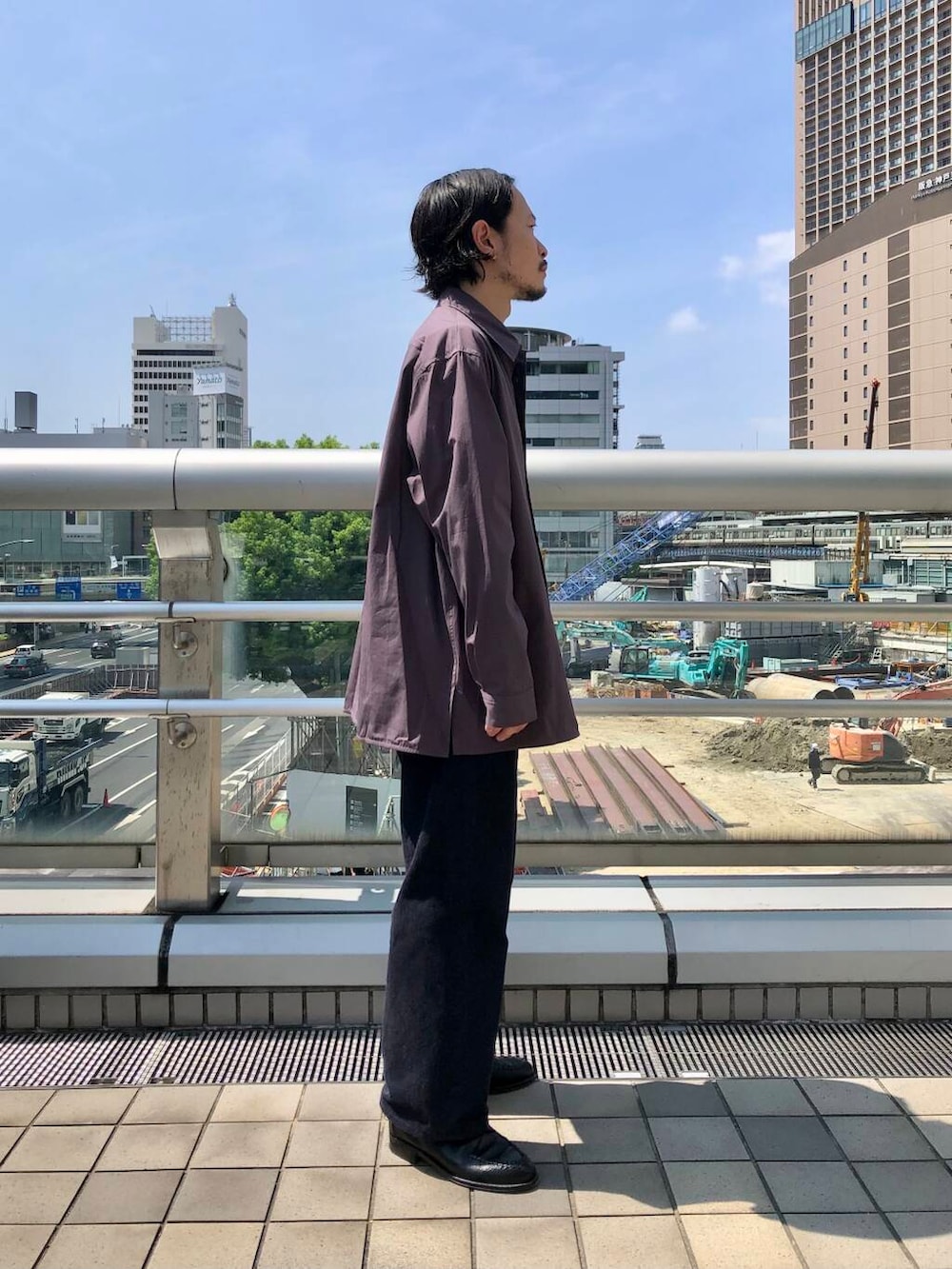 パープル系のシャツ/ブラウスを着用したメンズの秋コーディネートの3枚目の写真