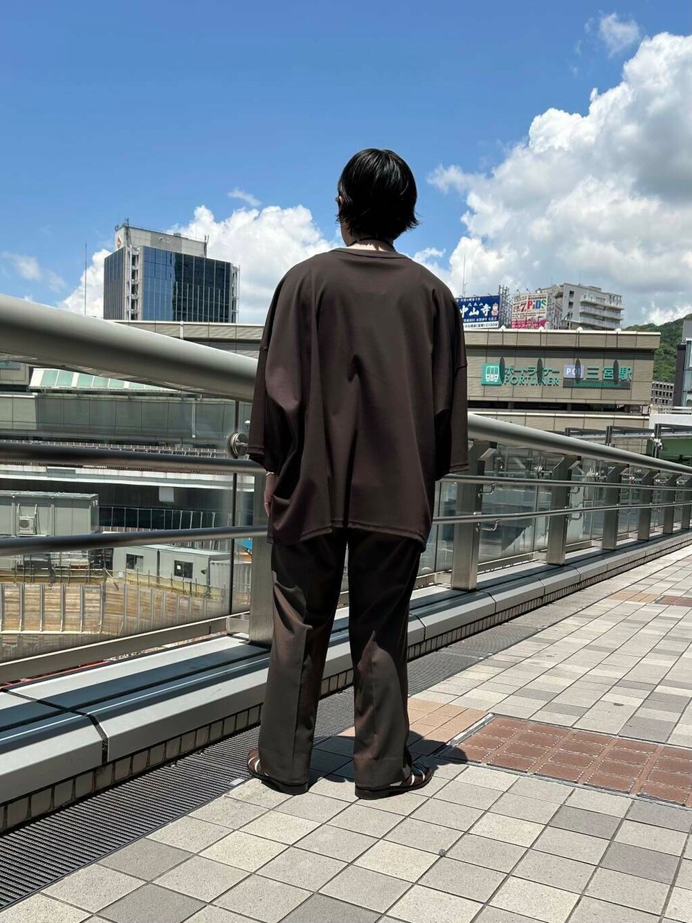 ブラウン系のその他パンツを着用したメンズの春コーディネートの4枚目の写真