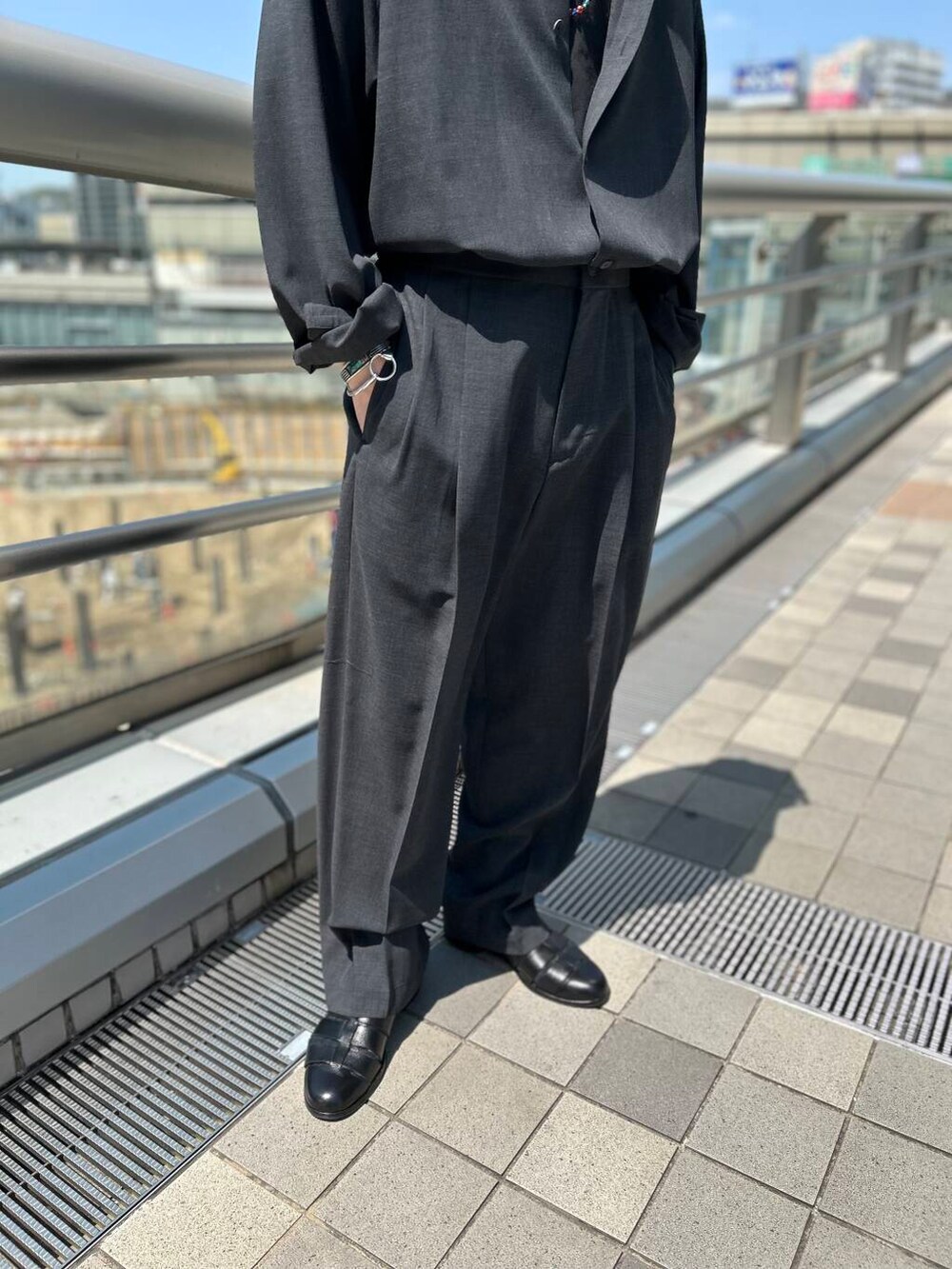 グレー系のシャツ/ブラウス、グレー系のその他パンツを着用したメンズの春コーディネートの7枚目の写真