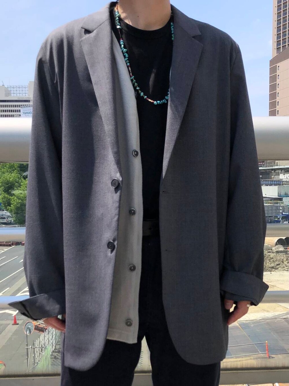 グレー系のその他アウター、グレー系のカーディガン/ボレロを着用したメンズの秋コーディネートの5枚目の写真