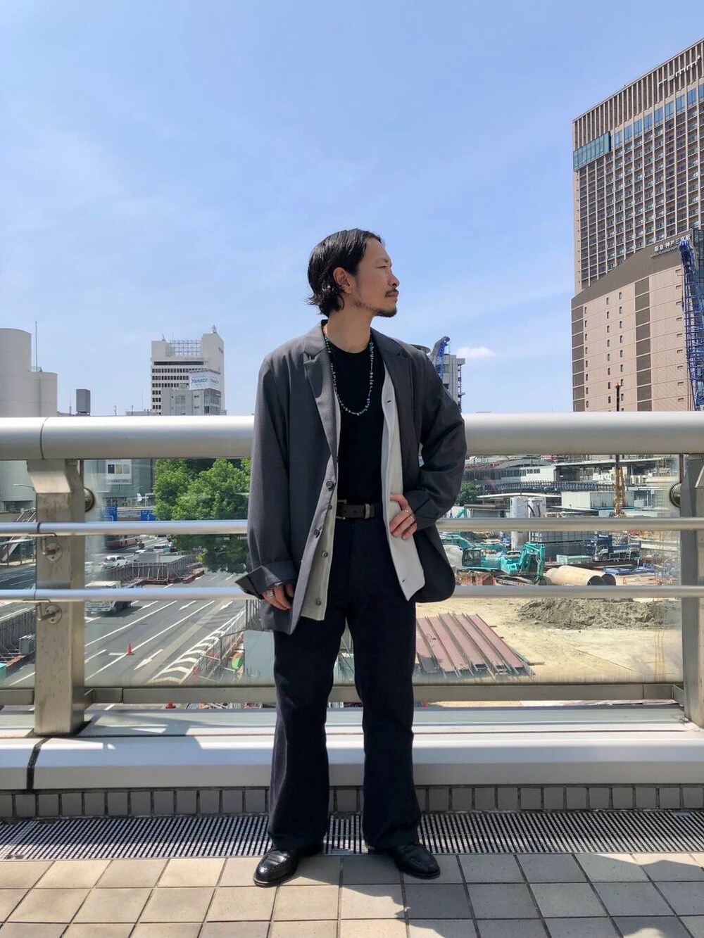 グレー系のその他アウター、グレー系のカーディガン/ボレロを着用したメンズの秋コーディネートの3枚目の写真