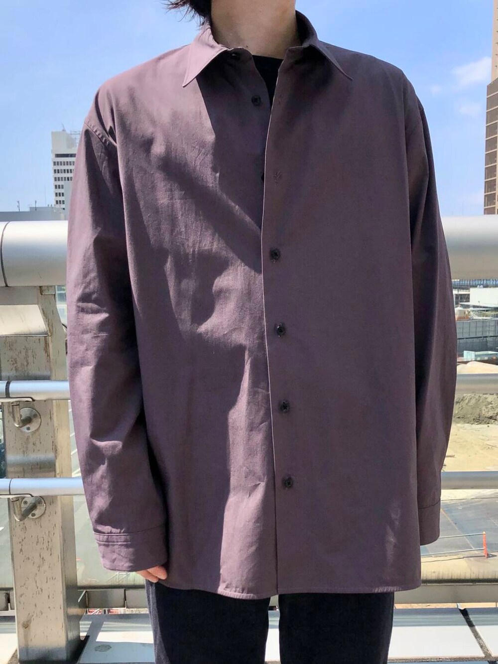 パープル系のシャツ/ブラウスを着用したメンズの秋コーディネートの5枚目の写真