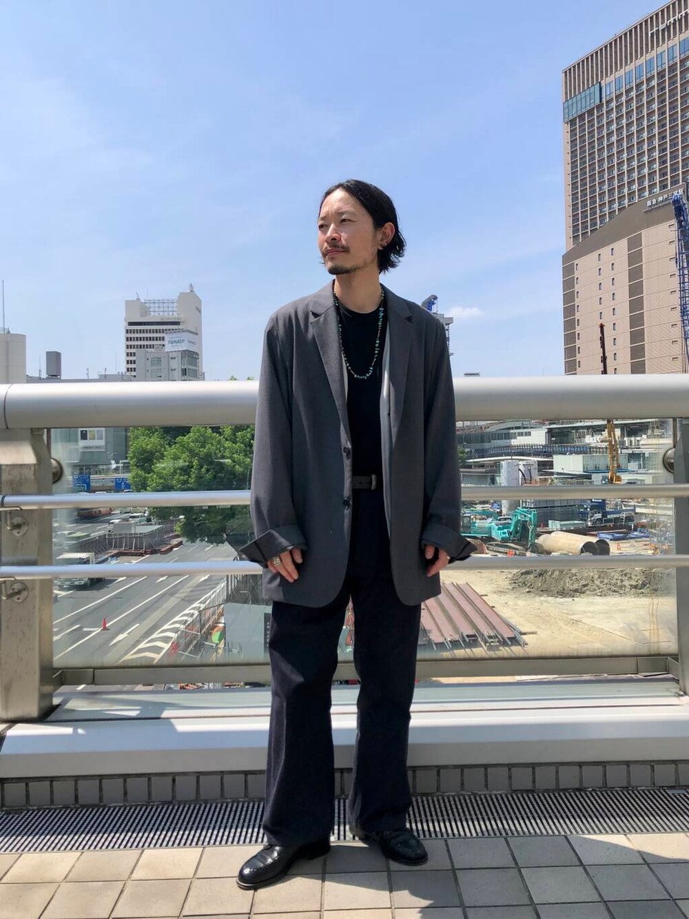 グレー系のその他アウター、グレー系のカーディガン/ボレロを着用したメンズの秋コーディネートの2枚目の写真