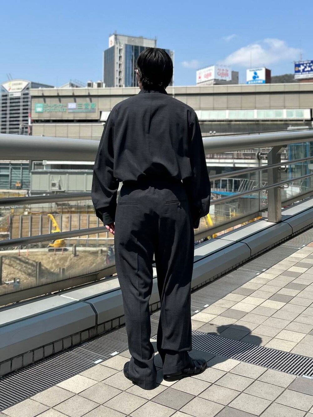 グレー系のシャツ/ブラウス、グレー系のその他パンツを着用したメンズの春コーディネートの5枚目の写真