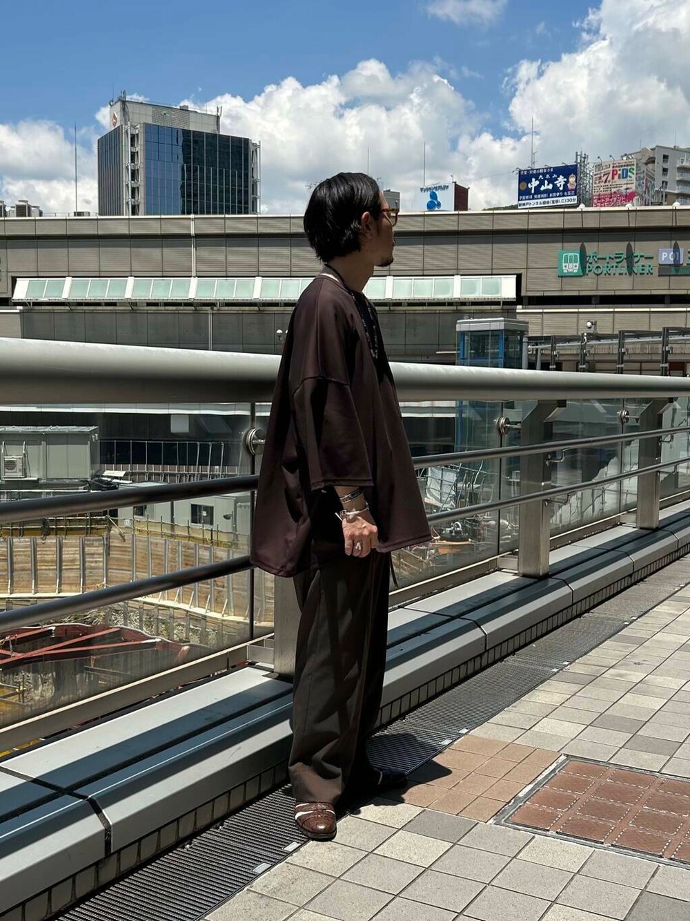 ブラウン系のその他パンツを着用したメンズの春コーディネートの3枚目の写真