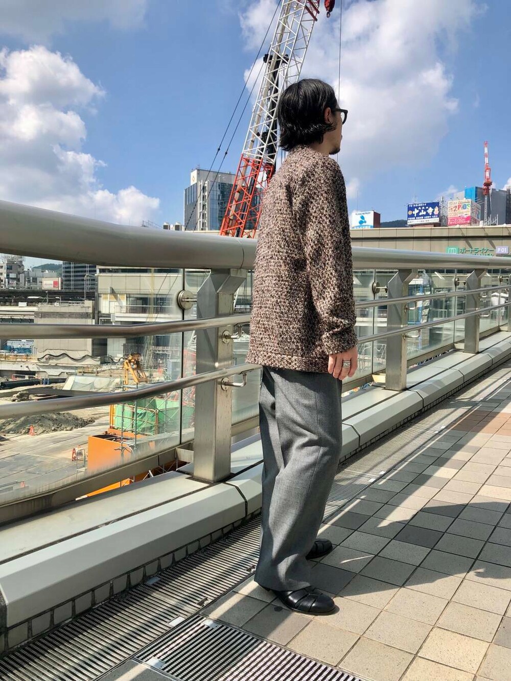 グレー系のその他パンツ、その他のカーディガン/ボレロ、ブラック系のメガネを着用したメンズの秋コーディネートの4枚目の写真