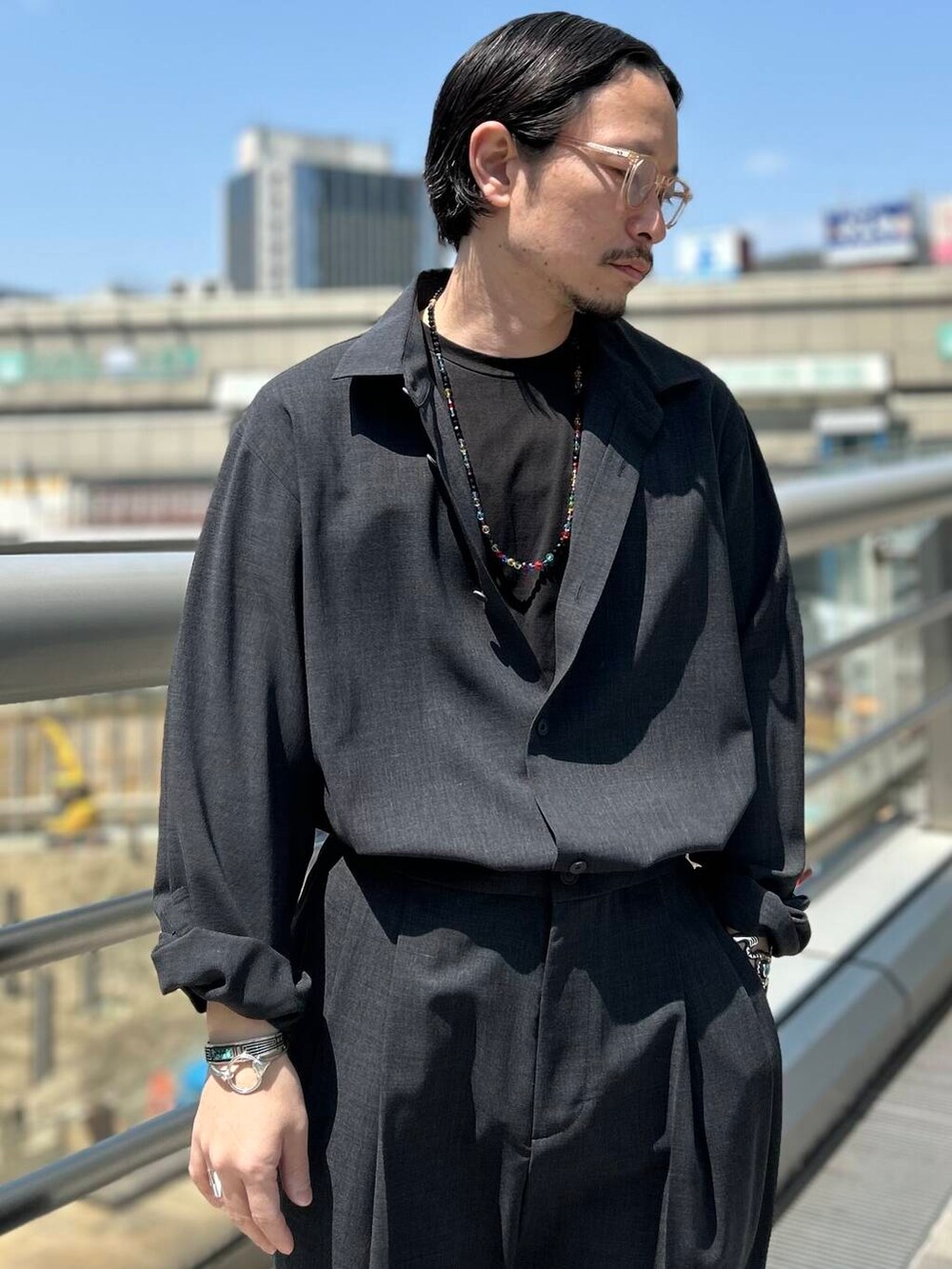 グレー系のシャツ/ブラウス、グレー系のその他パンツを着用したメンズの春コーディネートの6枚目の写真