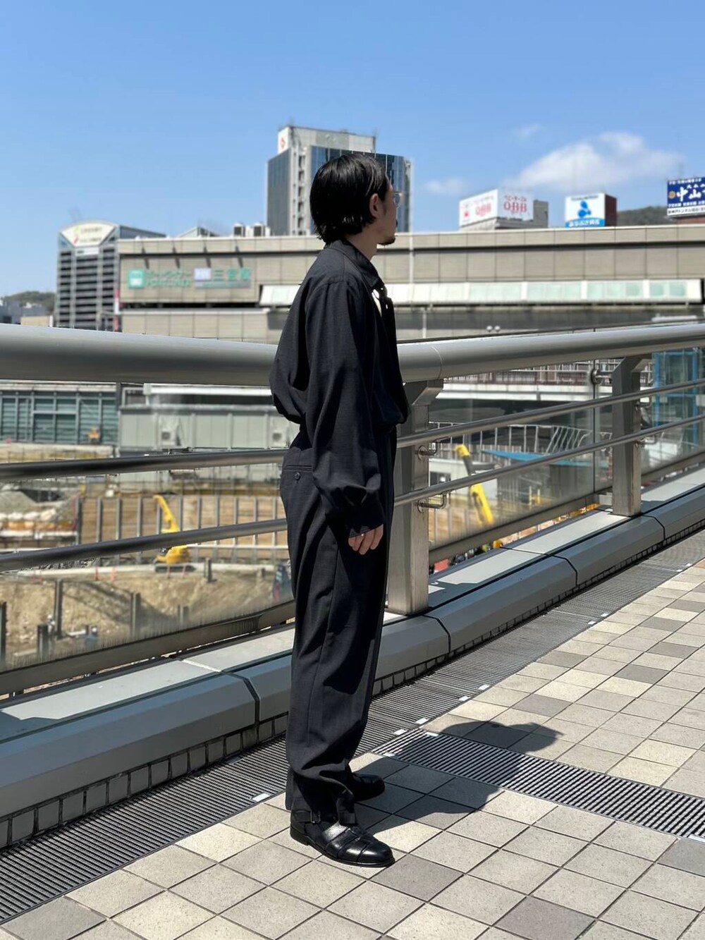 グレー系のシャツ/ブラウス、グレー系のその他パンツを着用したメンズの春コーディネートの4枚目の写真