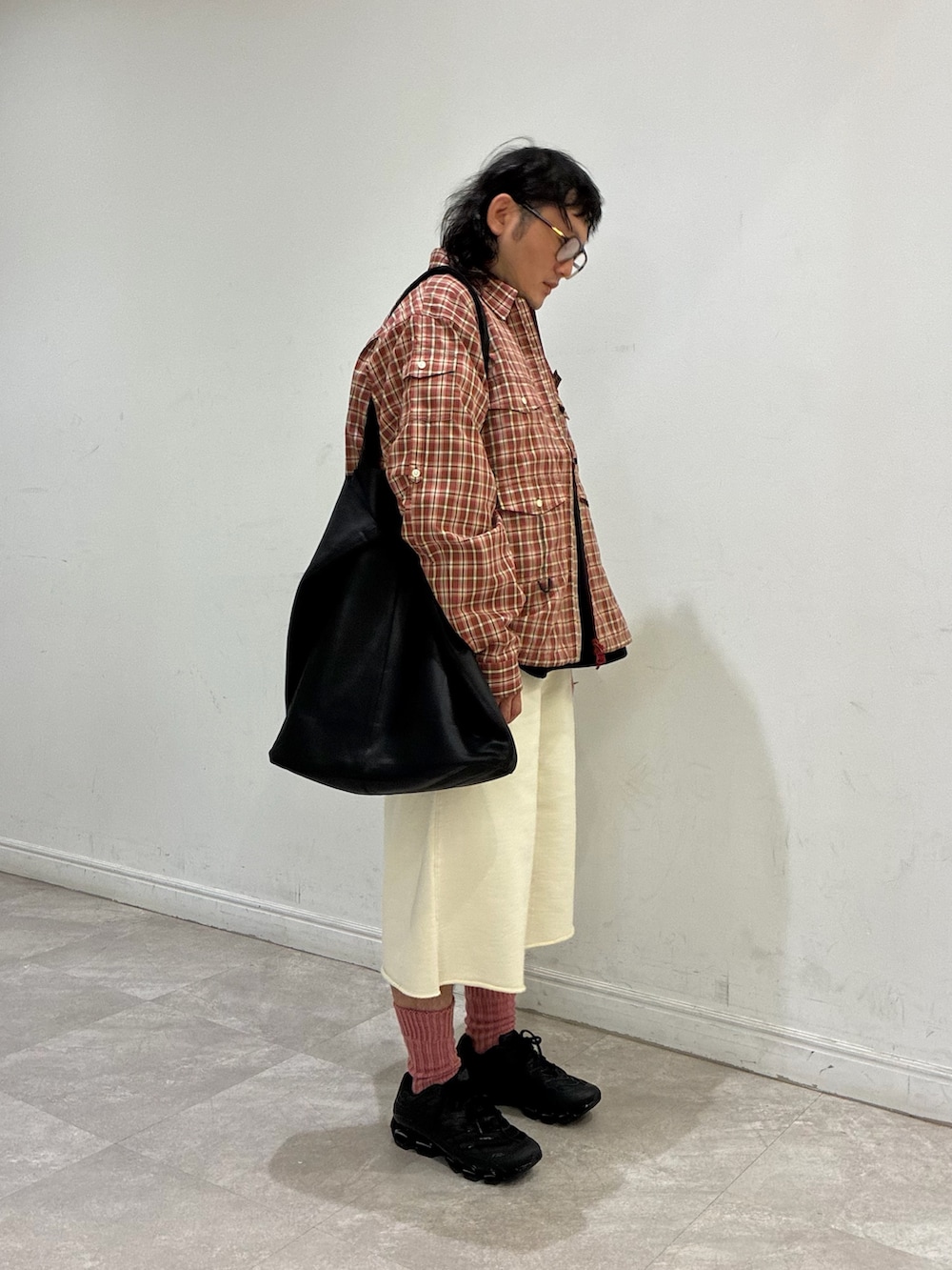 レッド系のシャツ/ブラウス、ホワイト系のその他パンツ、ブラック系のスニーカーを着用したメンズの秋コーディネートの2枚目の写真