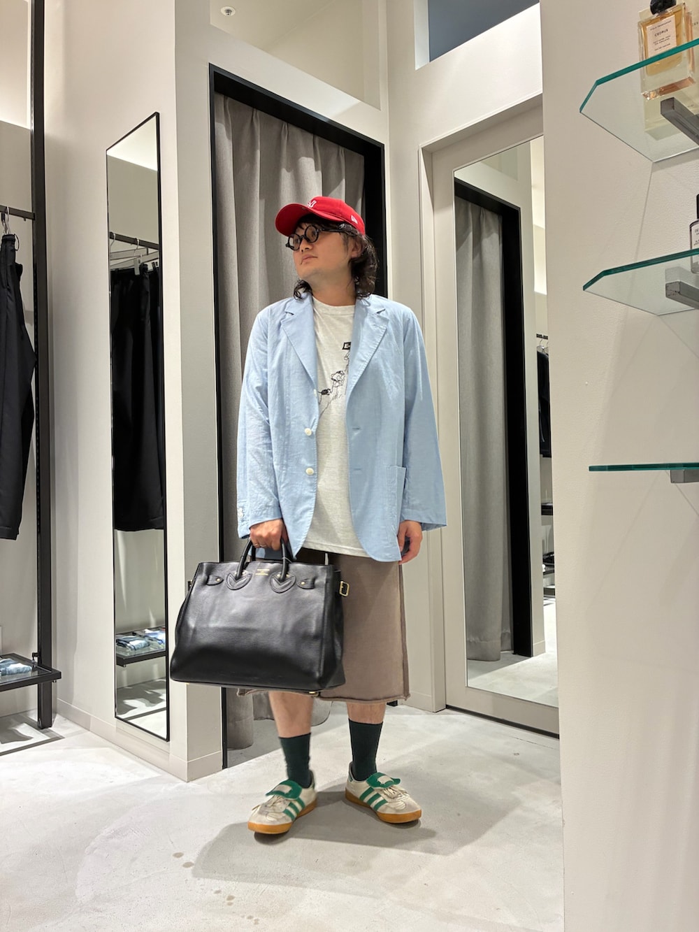 グレー系のTシャツ/カットソー、ブルー系のテーラードジャケット、グレー系のその他パンツを着用したメンズの夏コーディネートの4枚目の写真