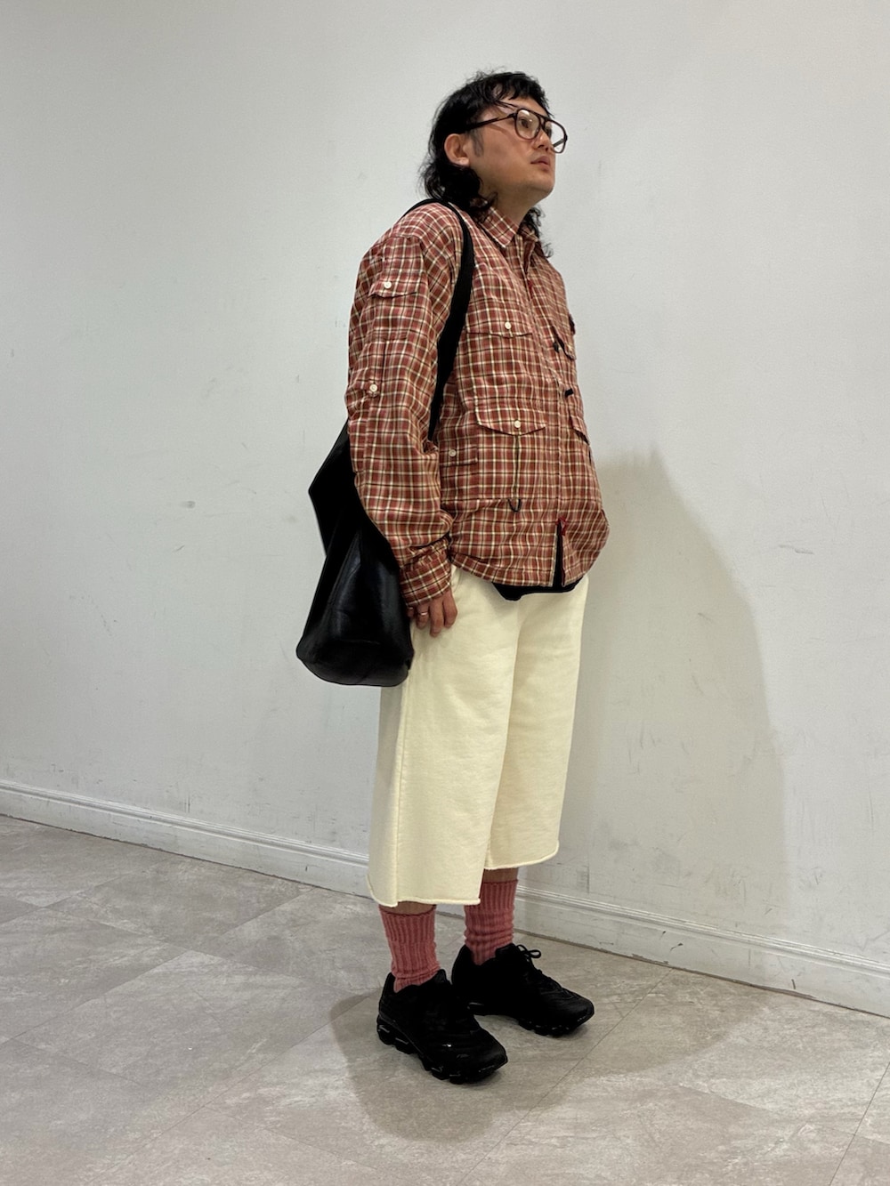 レッド系のシャツ/ブラウス、ホワイト系のその他パンツ、ブラック系のスニーカーを着用したメンズの秋コーディネートの5枚目の写真