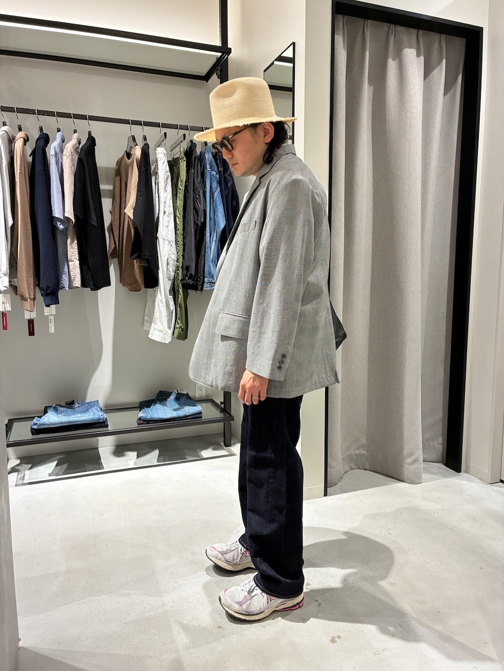 その他のその他アウター、ブルー系のデニムパンツ、ベージュ系のハットを着用したメンズの春コーディネートの2枚目の写真