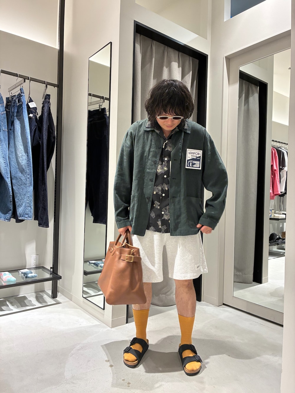 ブラック系のシャツ/ブラウス、グリーン系のカバーオール、ホワイト系のその他パンツを着用したメンズの春コーディネートの3枚目の写真