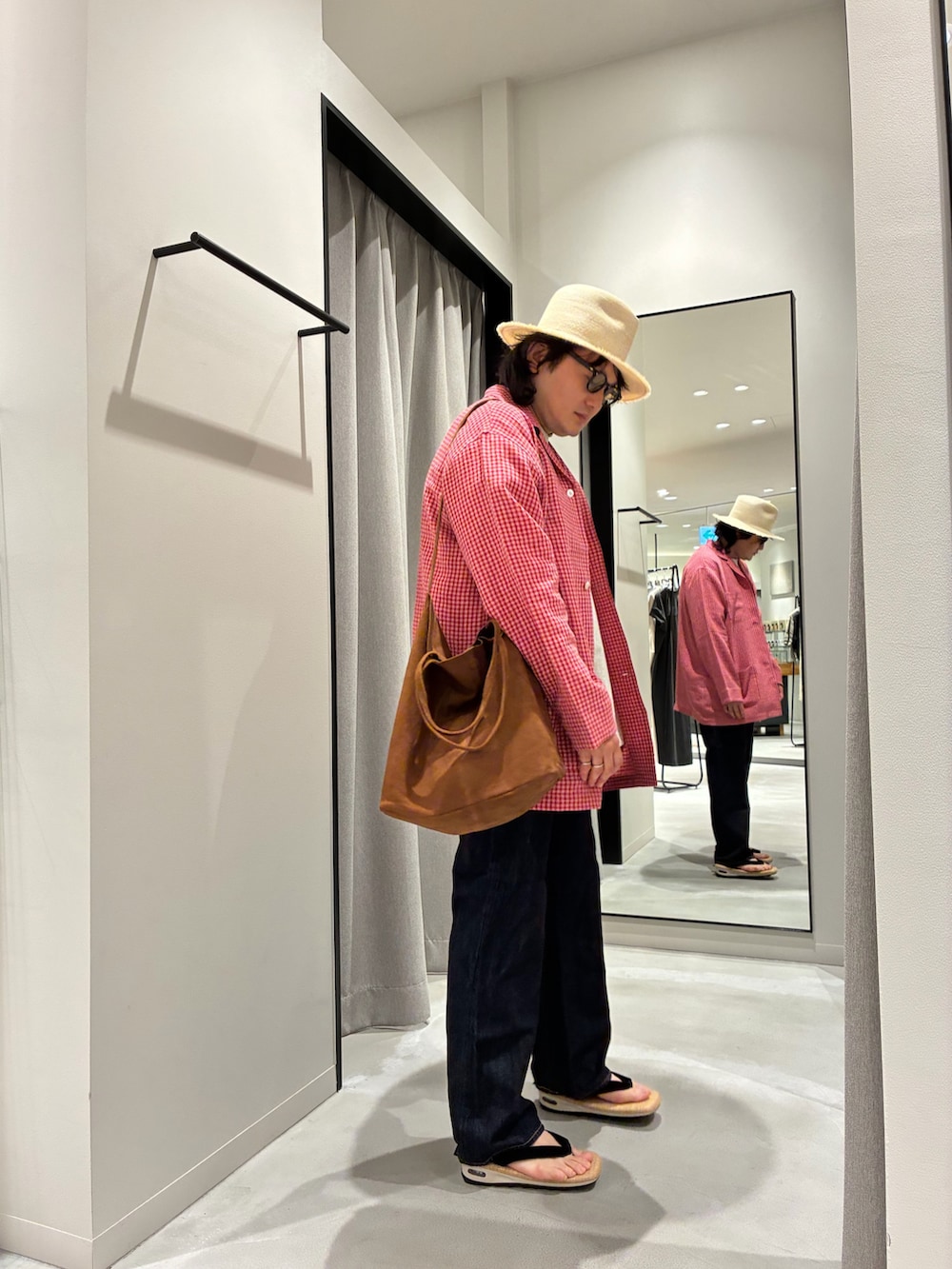 ブルー系のデニムパンツ、ホワイト系のその他シューズ、グレー系のTシャツ/カットソーを着用したメンズの春コーディネートの2枚目の写真
