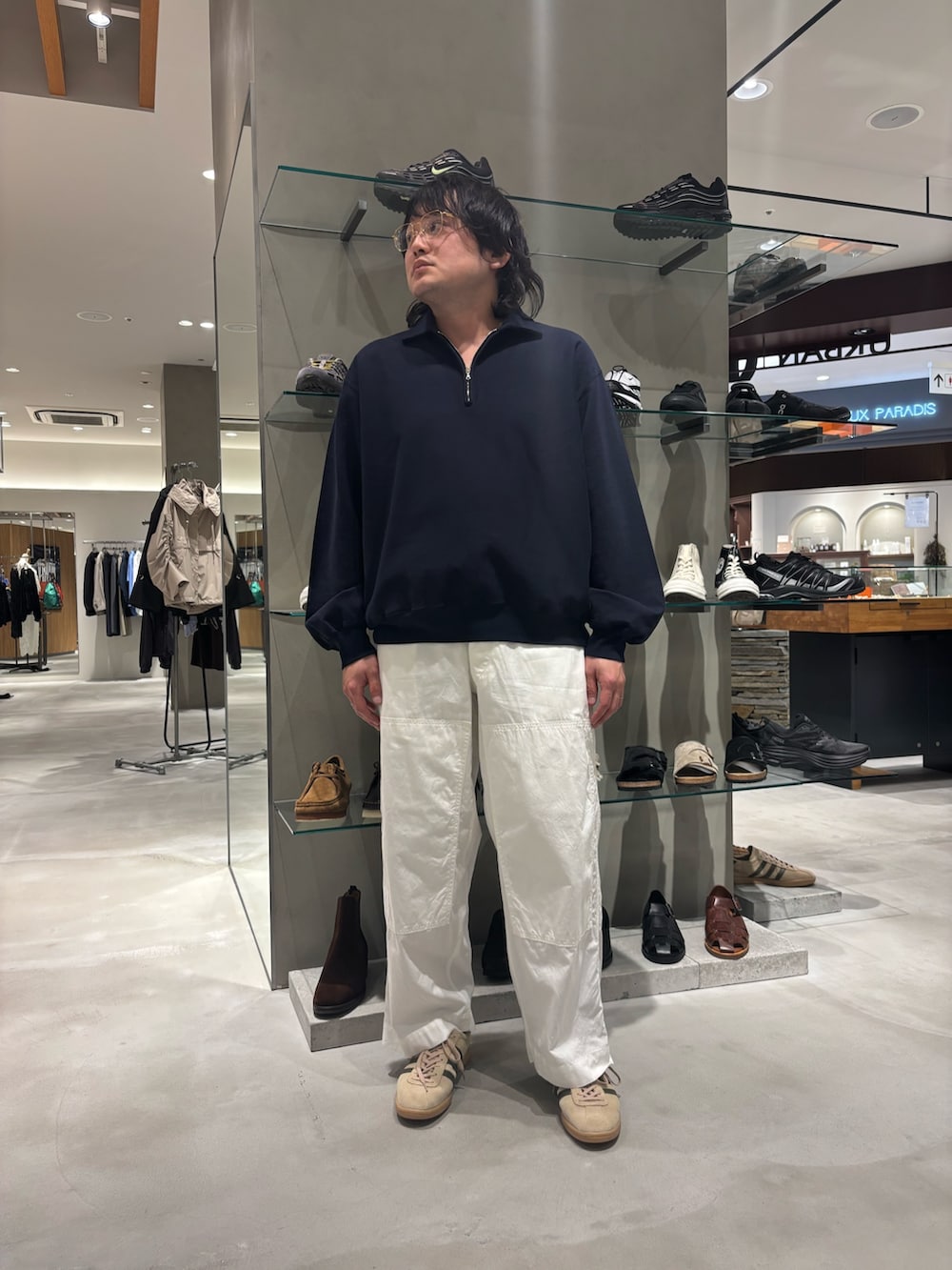 ブルー系のスウェット、ホワイト系のその他パンツ、ベージュ系のスニーカーを着用したメンズの春コーディネートの2枚目の写真