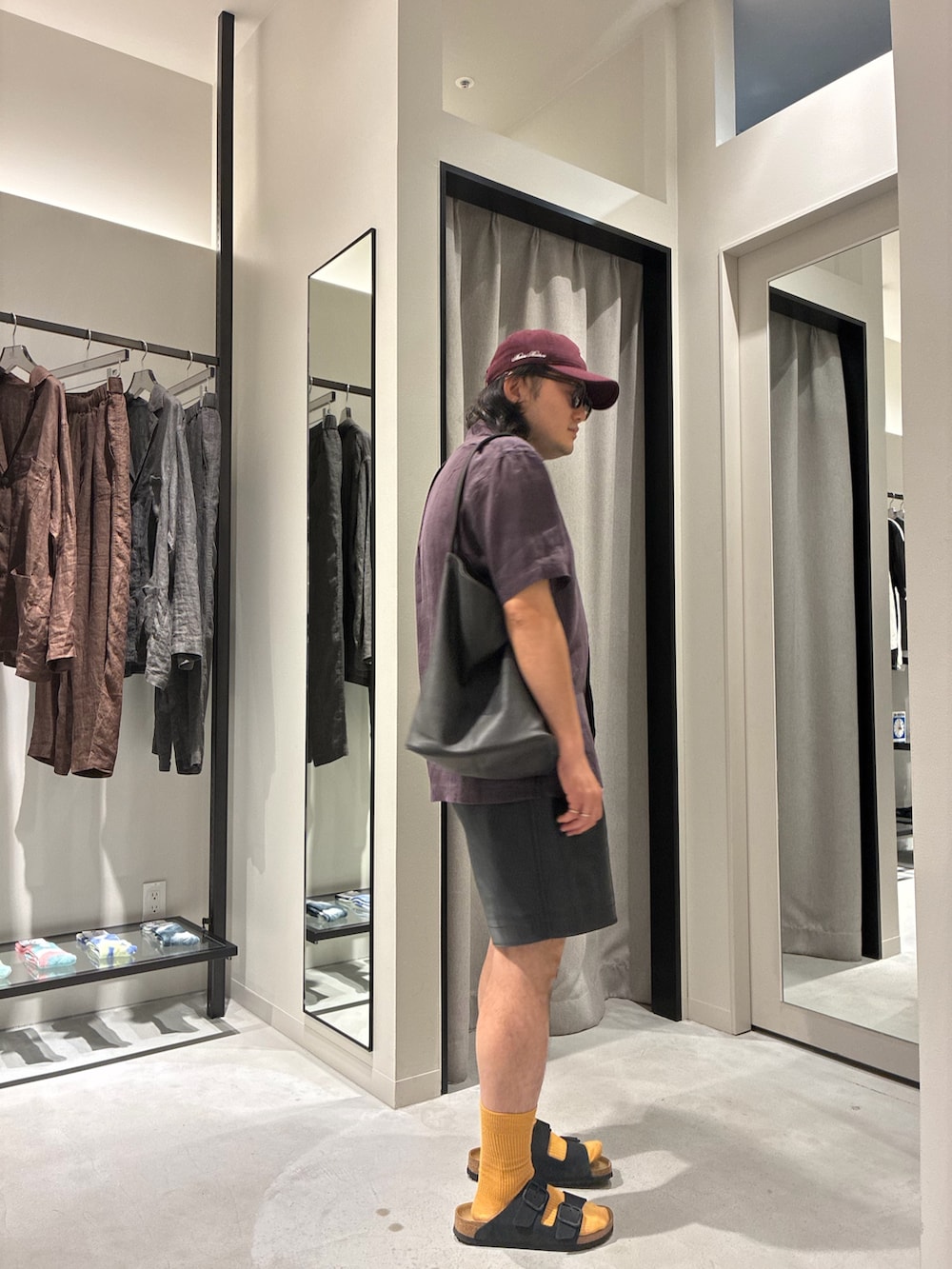 ブラック系のサンダル、ブラック系のその他パンツ、レッド系のシャツ/ブラウスを着用したメンズの夏コーディネートの3枚目の写真