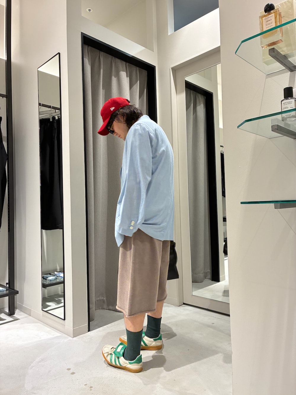 グレー系のTシャツ/カットソー、ブルー系のテーラードジャケット、グレー系のその他パンツを着用したメンズの夏コーディネートの3枚目の写真