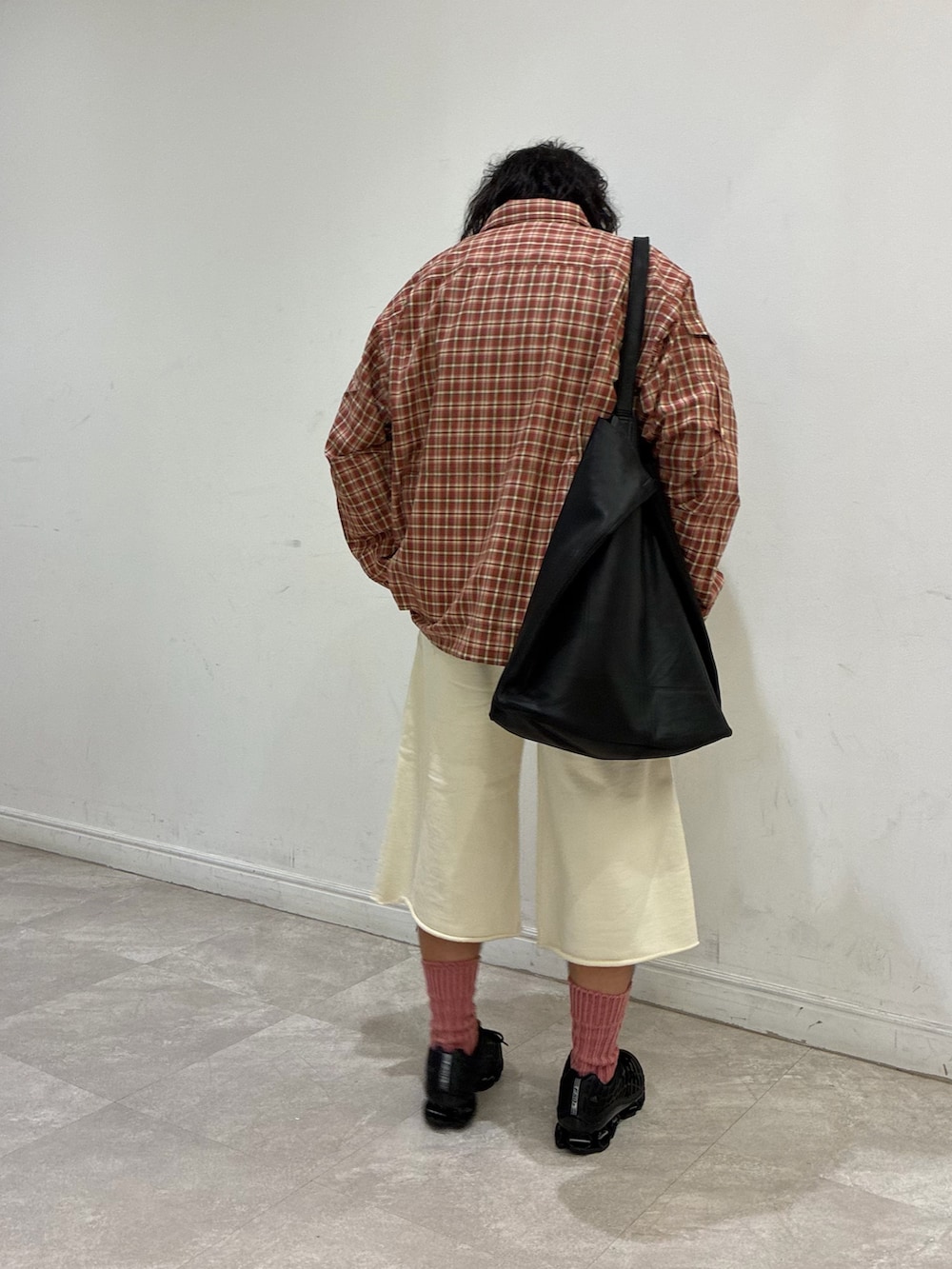 レッド系のシャツ/ブラウス、ホワイト系のその他パンツ、ブラック系のスニーカーを着用したメンズの秋コーディネートの3枚目の写真