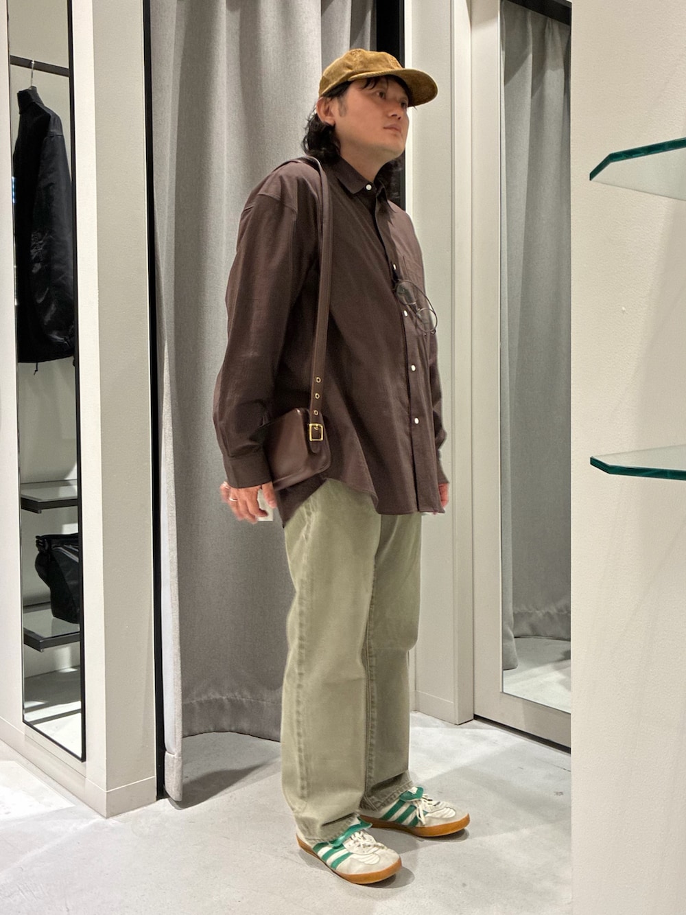 ベージュ系のデニムパンツ、ブラウン系のシャツ/ブラウス、ブラウン系のキャップを着用したメンズの秋コーディネートの2枚目の写真