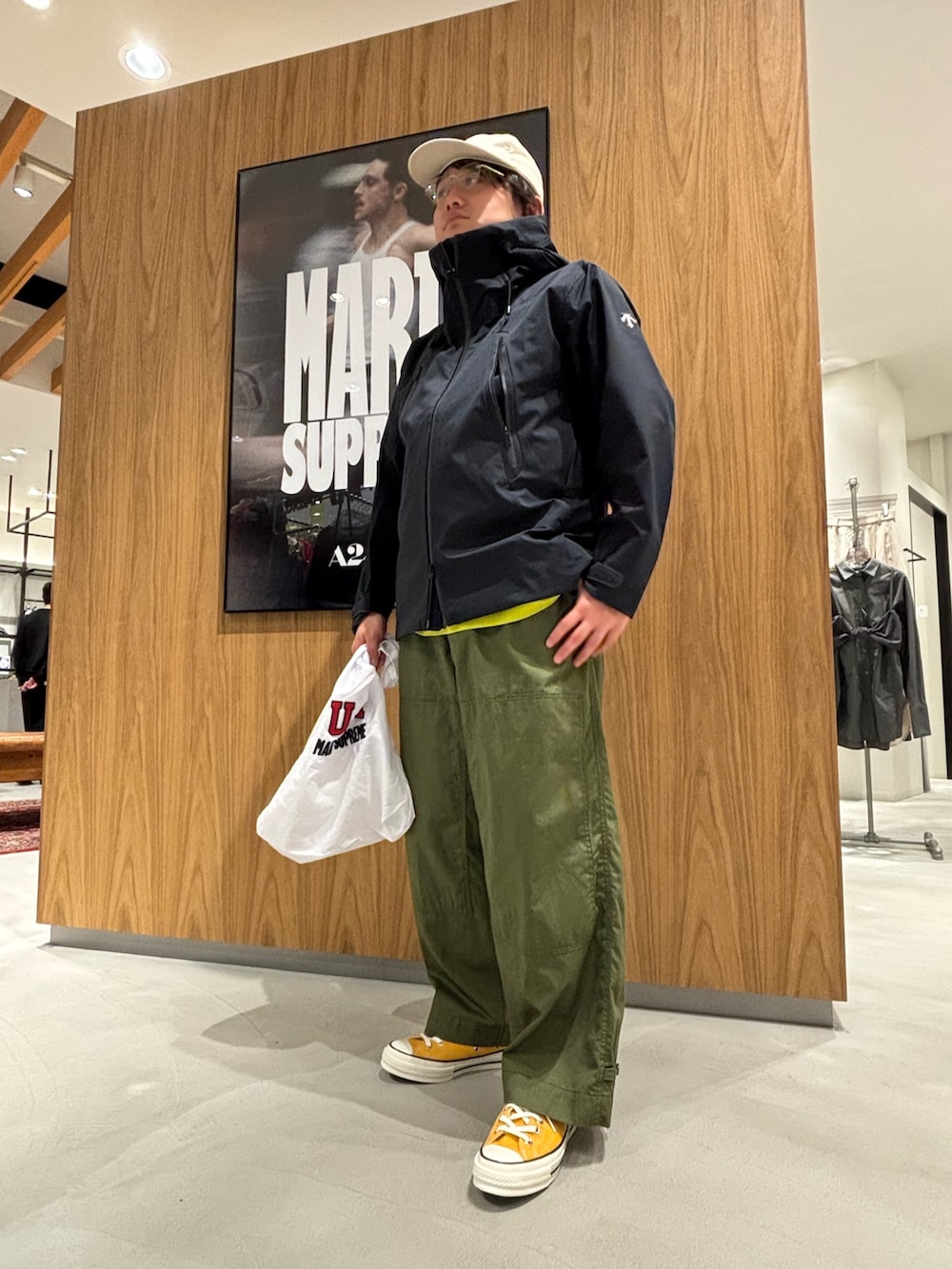 ブルー系のテーラードジャケット、グリーン系のその他パンツ、イエロー系のTシャツ/カットソーを着用したメンズの春コーディネートの2枚目の写真