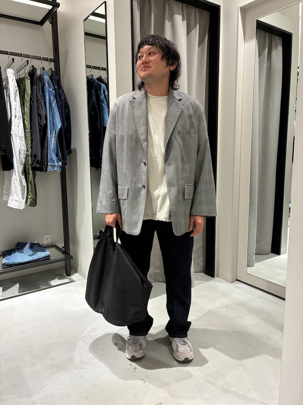 その他のその他アウター、ブルー系のデニムパンツ、ベージュ系のハットを着用したメンズの春コーディネートの3枚目の写真
