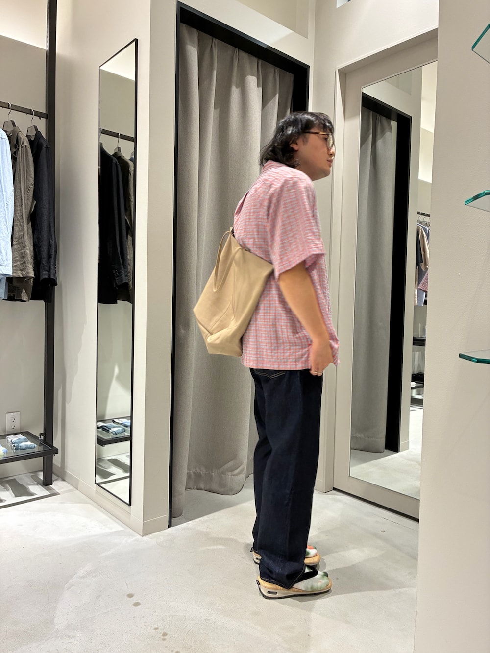 オレンジ系のシャツ/ブラウス、ブラック系のTシャツ/カットソー、ベージュ系のトートバッグを着用したメンズの夏コーディネートの2枚目の写真