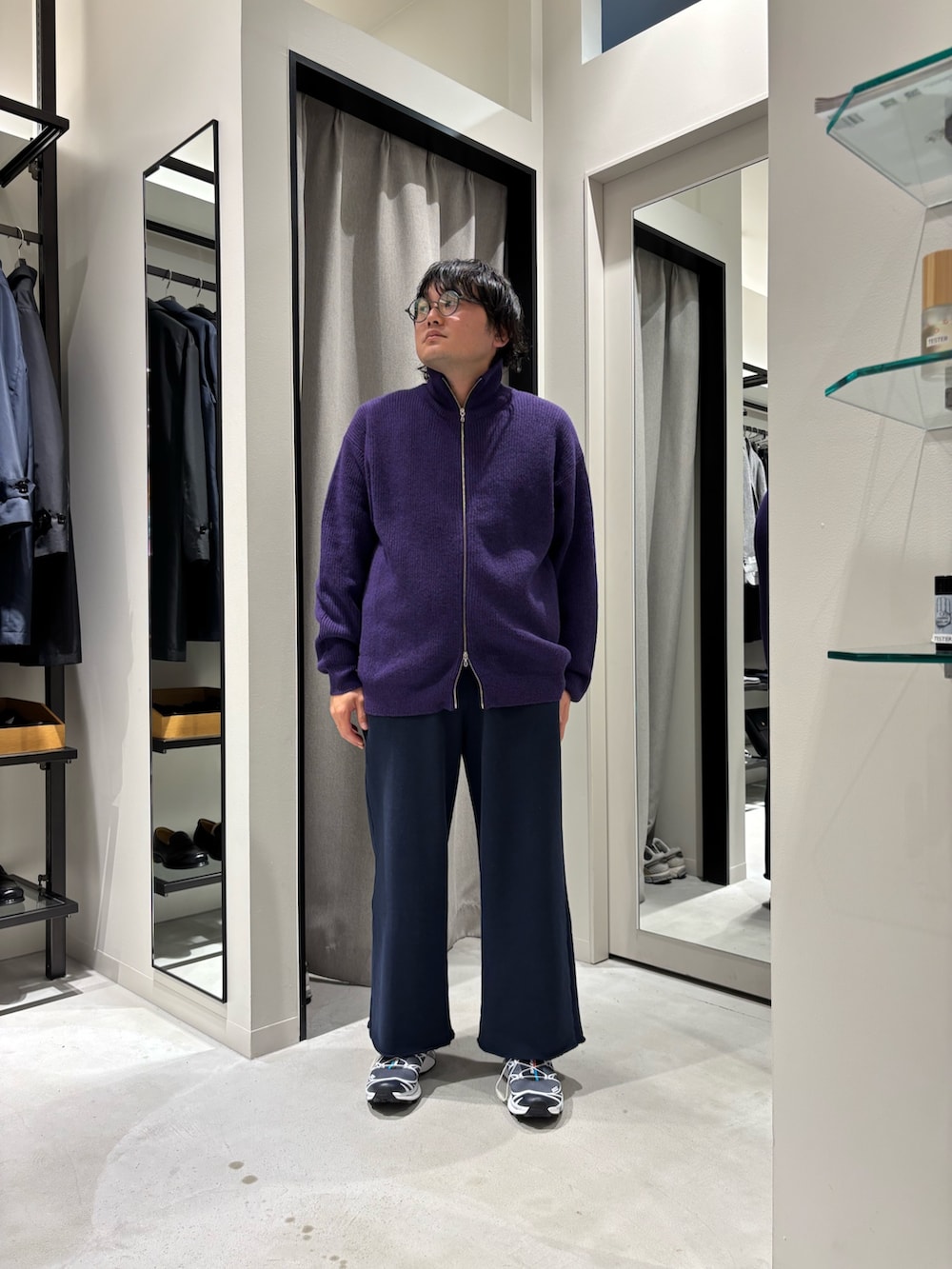 ブルー系のスウェットパンツ、パープル系のテーラードジャケット、グレー系のその他アウターを着用したメンズの秋コーディネートの2枚目の写真