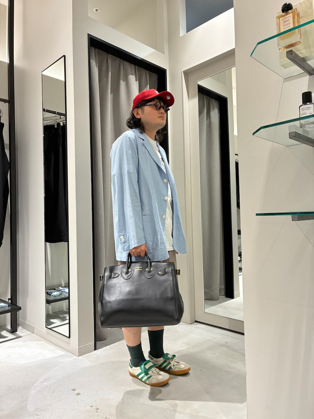 グレー系のTシャツ/カットソー、ブルー系のテーラードジャケット、グレー系のその他パンツを着用したメンズの夏コーディネートの2枚目の写真