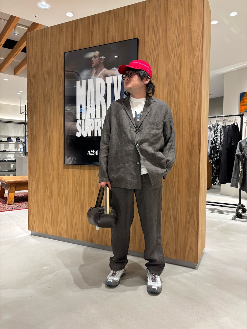 ブラック系のテーラードジャケット、ブラック系のその他パンツ、シルバー系のスニーカーを着用したメンズの春コーディネートの2枚目の写真